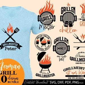 Może przedstawiać: Jasnoniebieska koszulka z dekoltem w serek z czarno-pomarańczowym wzorem do grillowania. Obraz zawiera również dziesięć niemieckich wzorów do grillowania, w tym tekst z napisem "Grillmeister" i "German Grill 10 designs bundle".