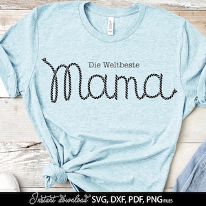 Peut inclure: T-shirt bleu clair avec l'inscription "Die Weltbeste Mama" en lettres noires façon corde. Le t-shirt a un col rond et des manches retroussées. Le t-shirt est en matière douce.