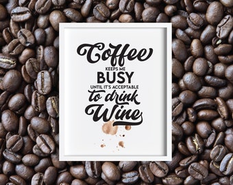 O café me mantém ocupado até o vinho - Arte de parede imprimível, download digital em PDF.