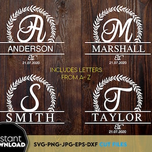 Könnte beinhalten: Vier weiße Monogramm-Designs mit einem Kranz und einem Namensschild. Die Designs zeigen die Buchstaben A, M, S und T. Jedes Design enthält den Text "Est." und ein Datum. Der Text "INCLUDES LETTERS FROM A-Z" wird unter den Designs angezeigt.