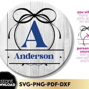 Könnte beinhalten: Ein rundes Schild aus weißem Holz mit einer schwarzen Schleife und einem blauen Buchstaben A in der Mitte. Der Name Anderson steht unter dem Buchstaben A. Das Schild ist zur Personalisierung mit Ihrer eigenen Software und Schriftart.