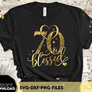 Könnte beinhalten: Schwarzes T-Shirt mit goldfarbenem Glitzertext, auf dem "70 & Blessed" steht.