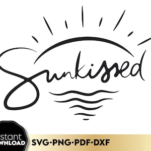 Puede incluir: Diseño gráfico en blanco y negro con la palabra "Sunkissed" en fuente cursiva, acompañada de una ilustración de sol y olas. Incluye "Descarga instantánea" y opciones de tipo de archivo. También está presente el logotipo de March Design Studio.
