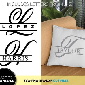 Op de afbeelding: Twee digitale snijbestanden voor een monogramontwerp. Het eerste ontwerp toont de letter L met het woord "LOPEZ" eronder. Het tweede ontwerp toont de letter J met het woord "HARRIS" eronder. De ontwerpen worden weergegeven op een witte achtergrond. Het woord "TAYLOR" wordt weergegeven op een kussen op de achtergrond.