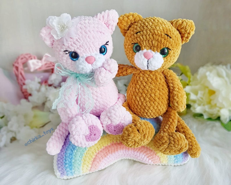 амигуруми. котик вязаный крючком из плюшевой пряжи. кошечка крючком из плюшевой пряжи. кошечка крючком из плюшевой пряжи. вязаная кошечка из плюшевой пряжи.