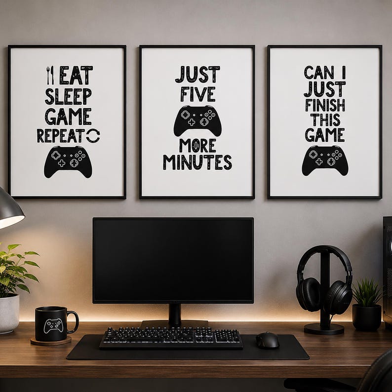 Puede incluir: Tres l&aacute;minas de pared enmarcadas con fondos blancos y texto negro. La primera dice EAT SLEEP GAME REPEAT con un icono de mando. La segunda dice JUST FIVE MORE MINUTES con un mando. La tercera dice CAN I JUST FINISH THIS GAME.