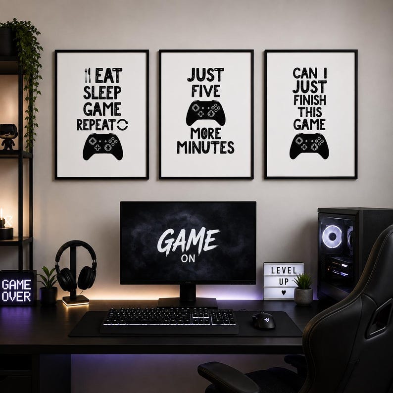 Puede incluir: Tres cuadros rectangulares con marcos negros, fondo blanco y texto en negro. Las l&aacute;minas muestran frases sobre videojuegos: EAT SLEEP GAME REPEAT, JUST FIVE MORE MINUTES y CAN I JUST FINISH THIS GAME, cada una acompa&ntilde;ada por el icono de un mando.