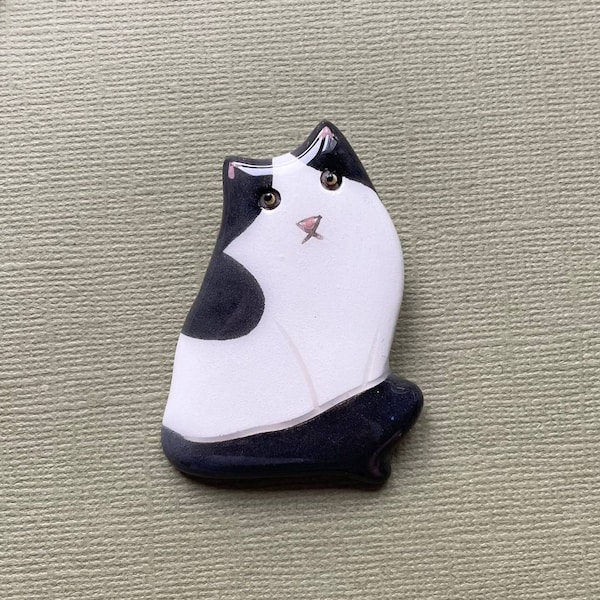 Cat Pin Brooch  Ceramic Clay Jewelry. Gift for cat owners. Brooch for cat lovers. Cute animal pin. Sitting cat