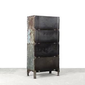 オリジナルのヴィンテージ 未加工工業用金属工場キャビネット、棚付き、1950 年代