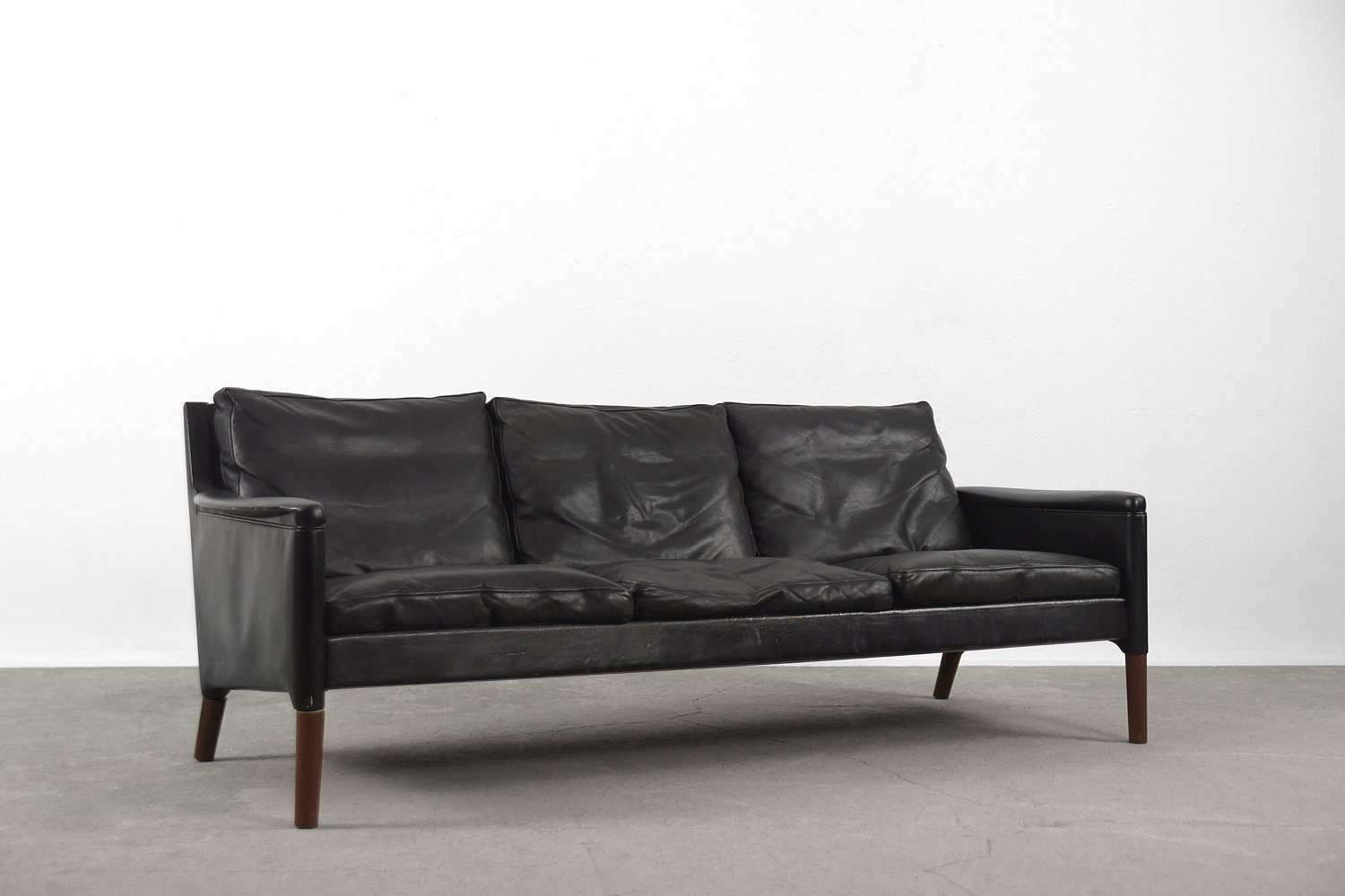 Black mid century modern sofa discount
