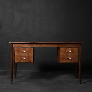 Vintage klassiek Scandinavisch modern teakhouten bureau uit het midden van de eeuw met lades, jaren 60