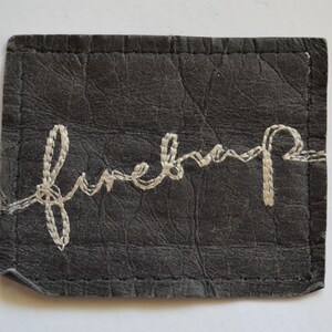 Etichette d'epoca. Etichetta in denim vintage riciclato. Toppa con marchio in denim riciclato.