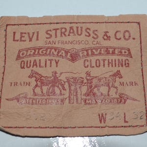 Etichette Levi's vintage. Etichetta Levi's in denim vintage riciclato. Toppa con marchio in denim riciclato.