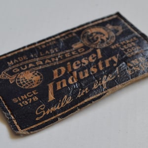 Etichette Diesel vintage. Etichetta Diesel in denim vintage riciclato. Toppa con marchio in denim riciclato.