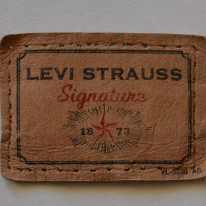 Etichette Levi's vintage. Etichetta Levi's in denim vintage riciclato. Toppa con marchio in denim riciclato.