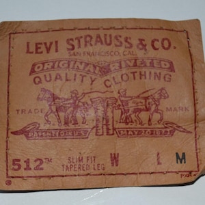 Etichette Levi's vintage. Etichetta Levi's in denim vintage riciclato. Toppa con marchio in denim riciclato.