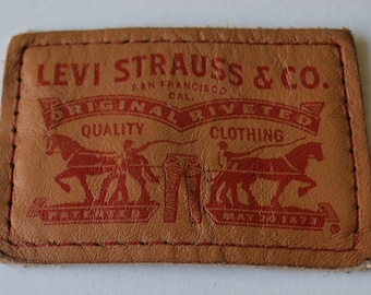 Etiqueta de mezclilla vintage reciclada. Parche de mezclilla reciclada con la marca. Etiqueta de cuero de Levi's vintage