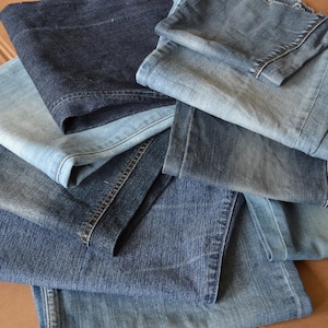 Gambe di scarto di denim, scarti di jeans, pezzi di jeans, scarti di denim riciclati