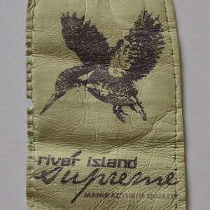 Etichette vintage River Island. Etichetta denim vintage riciclata River Island. Toppa con marchio denim riciclato.