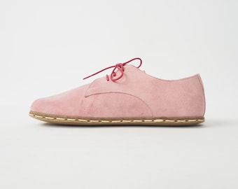 Richelieu pieds nus faits main pour femme, Mocassins en daim rose clair en cuir turc, bout large, minimaliste zéro goutte | Belta Pudra