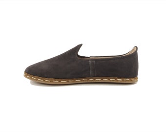 Mocassini da donna in pelle scamosciata grigio scuro, realizzati a mano, scarpe slip-on a piedi nudi, comfort a drop zero.
