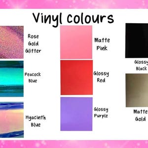 K&ouml;nnte beinhalten: Eine Tabelle mit verschiedenen Vinylfarben f&uuml;r Bastelprojekte. Die Farben umfassen Ros&eacute;gold-Glitter, Pfauenblau, Hyazinthenblau, Mattes Rosa, Gl&auml;nzendes Rot, Gl&auml;nzendes Lila, Gl&auml;nzendes Schwarz und Mattes Gold.
