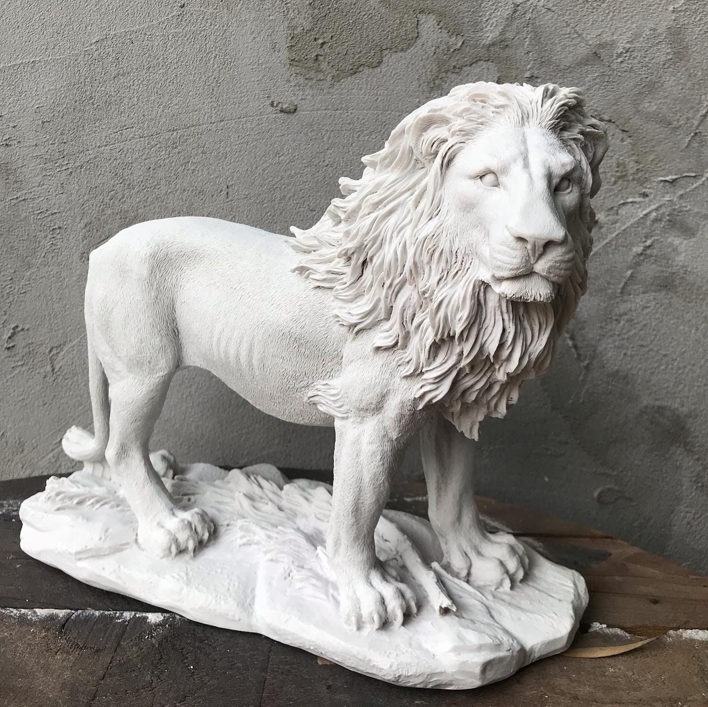 Un Lion Sculpture at Rae Adams blog