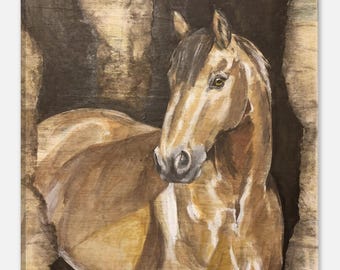 Può includere: Un dipinto ad acquerello di un cavallo con un mantello marrone chiaro e una criniera marrone scuro. Il cavallo è posizionato di fronte a uno sfondo scuro, con un accenno di texture legnosa. L'opera d'arte cattura il profilo del cavallo, mostrando la sua forma elegante.