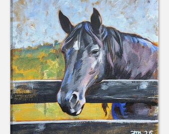 Può includere: Dipinto a olio di un cavallo nero che guarda sopra una staccionata di legno. La testa e il collo del cavallo sono al centro, con uno sfondo di campi gialli e verdi e un cielo nuvoloso. La firma dell'artista è nell'angolo in basso a destra.