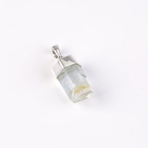 Pendant with Aquamarine made of 925 Silver- Handcrafted stone Pendant for Unique Style – Elegant Silver Jewelry