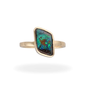 Anello in opale Boulder, oro 750 - fatto a mano - esclusivo anello in oro con pietre preziose - regalo per lei