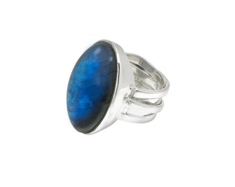 Ring with labradorite in 925 silver.