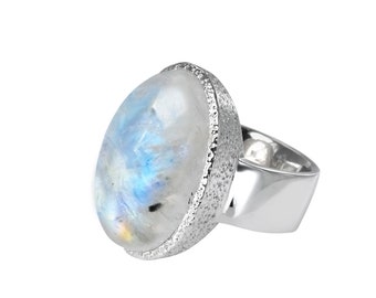 Ring with moonstone made of 925 silver.