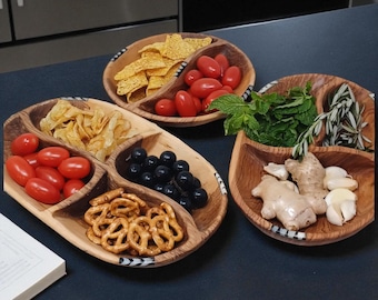 Cuenco de madera de olivo con divisiones para aperitivos, salsas, aceitunas y tablas de embutidos.