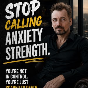 Può includere: Un poster con un uomo in camicia nera e il testo: STOP CALLING ANXIETY STRENGTH. YOU'RE NOT IN CONTROL. YOU'RE JUST SCARED TO DEATH. Il testo utilizza lettere bianche e gialle su uno sfondo scuro, con l'uomo seduto sulla destra.