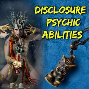 Puede incluir: Una mujer con una corona de ramitas y un collar de cuentas, sosteniendo una bola de cristal en sus manos. El texto "DISCLOSURE PSYCHIC ABILITIES" está escrito en letras amarillas sobre un fondo azul. Un colgante tiki marrón cuelga de un cordón negro.