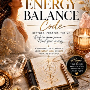 Può includere: Una grafica promozionale intitolata ENERGY BALANCE Code con il testo: RESTORE. PROTECT. THRIVE. Reclaim your power. Reset your energy. A personal code to balance your energy, mind, and life from the inside out. Include un diario, una penna e cristalli.