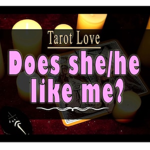 以下が含まれることがあります： キャンドルとタロットカードを使ったタロットラブリーディング。タロットカードには「彼女は/彼は私のことを好きですか？」という質問がピンクの文字で書かれています。
