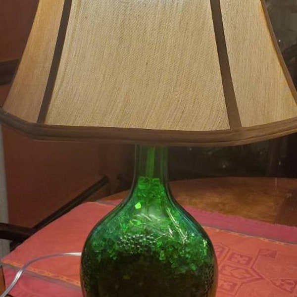 Bisceglia Brothers Grüne Weinlampe mit grünem Lavaglas und 6-seitigem beigen Lampenschirm