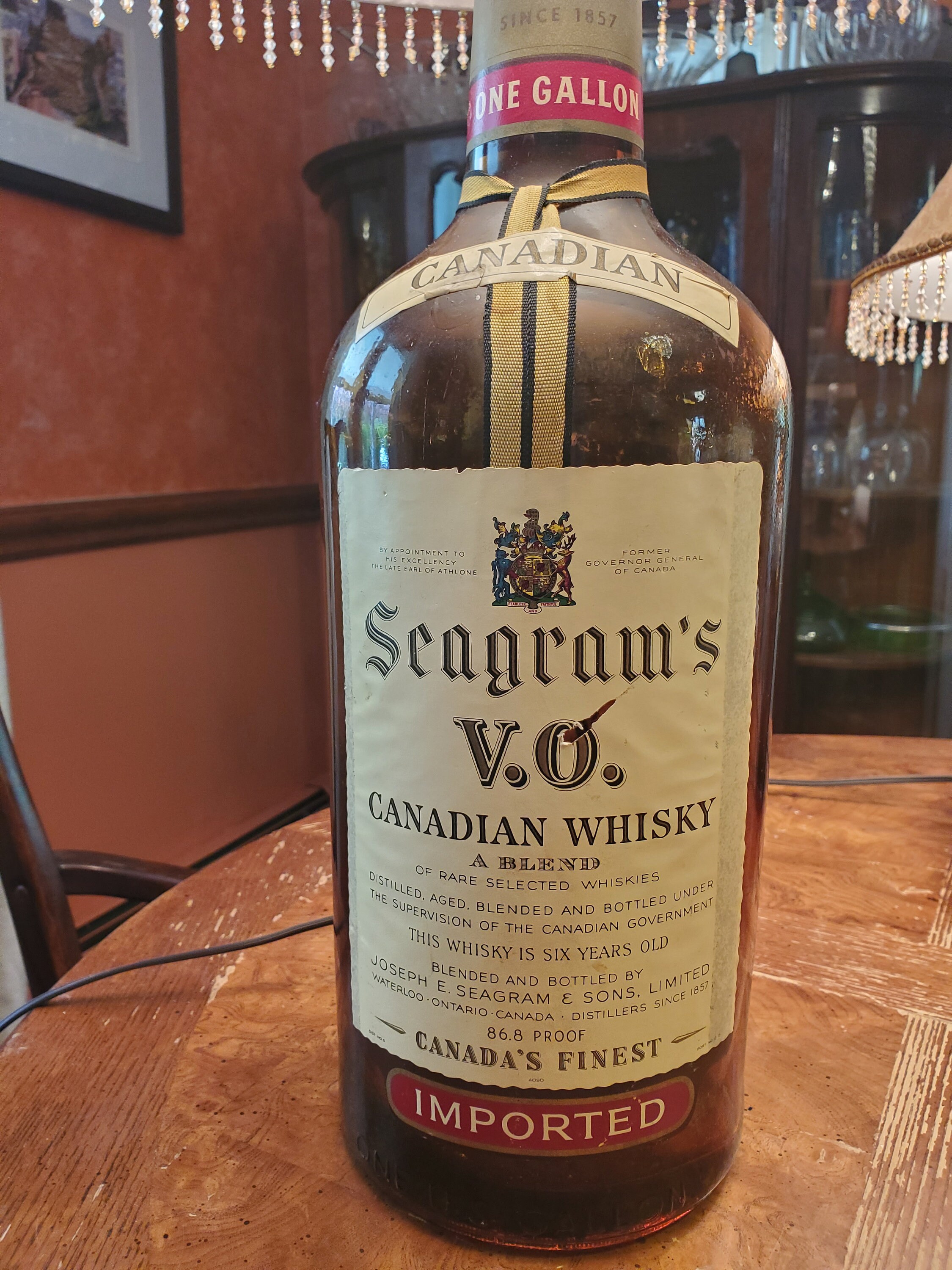 ヴィンテージ 1960 年代 シーグラム、VO ウイスキー - 6 面金色ランプ