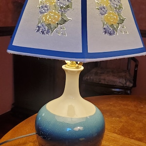 Blaue und weiße polierte Keramiklampe mit speziellem &quot;durchsichtigem&quot; blauen und gelben Blumenlampenschirm