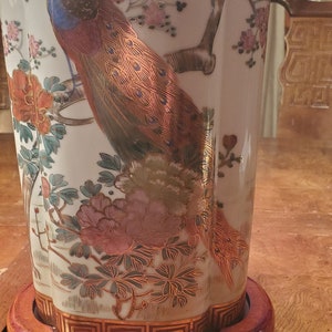Chinese ivoren porseleinen lamp met fazanten en roze rozen met bijpassende lichtbruine bloemenlampenkap.