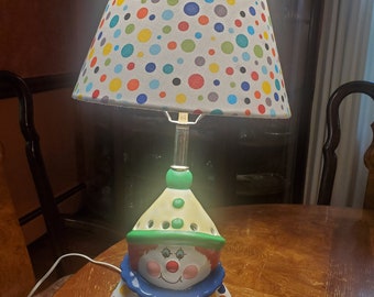 Lampe clown en céramique avec abat-jour à pois