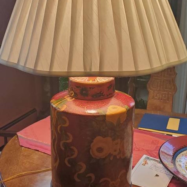 Grande lampe orientale rouge avec rose jaune à fioritures dorées et base noire avec abat-jour plissé blanc