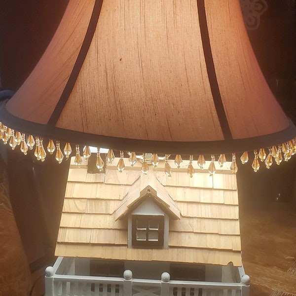 Lampe nichoir Eden's Garden Cottage avec abat-jour à pampilles marron clair