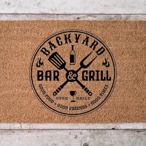 Backyard Bar & Grill Fußmatte: Handbemalte Grill-Terrassen-Dekoration