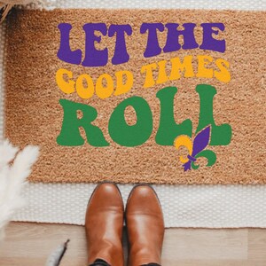 マルディグラ コイヤー マット | 「Let The Good Times Roll」 | フルール・ド・リス デザイン | 鮮やかなウェルカム デコレーション
