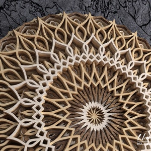 K&ouml;nnte beinhalten: Ein mehrschichtiges Holzmandala mit komplizierten geometrischen Mustern. Das Design weist mehrere Schichten lasergeschnittenen Holzes in verschiedenen Braun- und Beiget&ouml;nen auf, wodurch ein dreidimensionaler Effekt entsteht. Das Kunstwerk ist vor einem strukturierten grauen Hintergrund platziert.