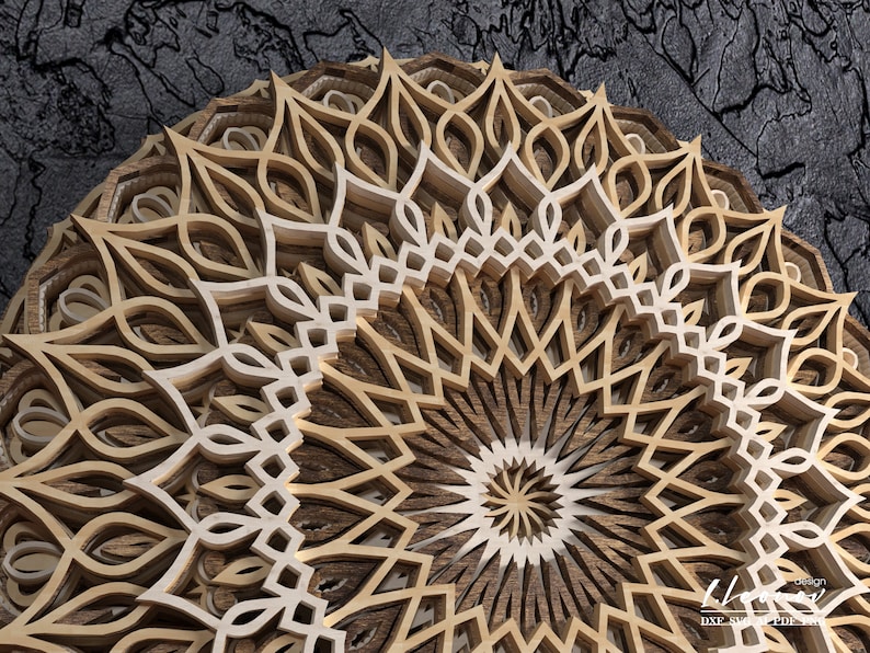 K&ouml;nnte beinhalten: Ein mehrschichtiges Holzmandala mit komplizierten geometrischen Mustern. Das Design weist mehrere Schichten lasergeschnittenen Holzes in verschiedenen Braun- und Beiget&ouml;nen auf, wodurch ein dreidimensionaler Effekt entsteht. Das Kunstwerk ist vor einem strukturierten grauen Hintergrund platziert.