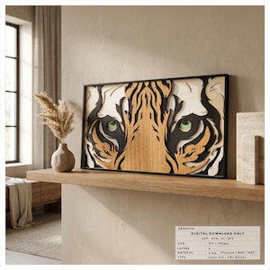 Könnte beinhalten: Ein rechteckiges, mehrschichtiges Wandkunstwerk aus Holz, das ein stilisiertes Tigergesicht in Schwarz-, Braun- und hellen Holztönen mit grünen Augen zeigt. Der Text unten rechts lautet: ARQOVIA DIGITAL DOWNLOAD ONLY DXF SVG AI EPS SIZE 377 x 190mm LAYERS 6 MATERIAL 3 mm PLYWOOD MDF HDF TYPE LASER CUT CNC ROUTER.